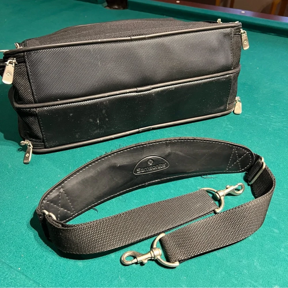 Samsonite Briefcase laptop/computer messenger-style bag with shoulder strap